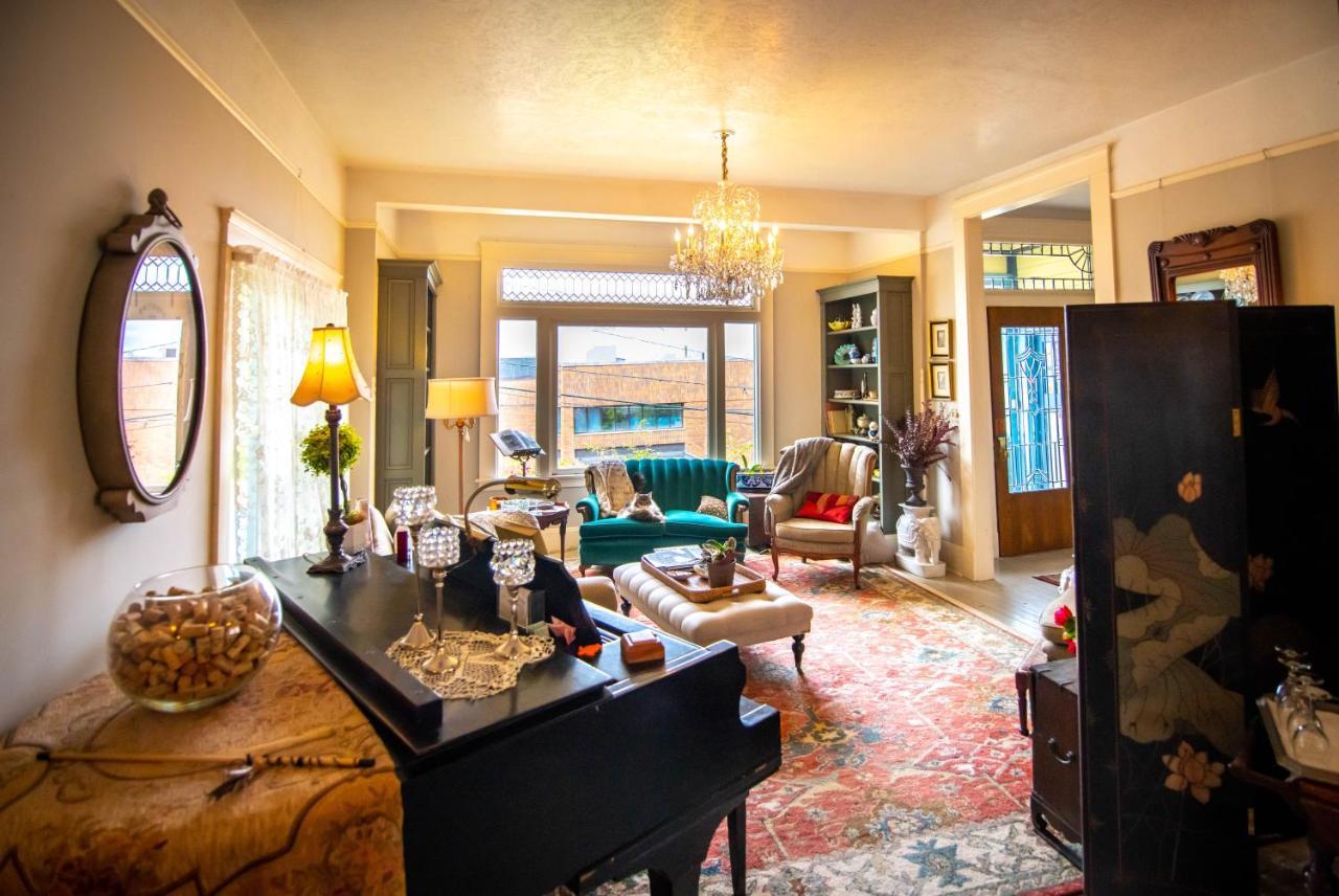 אסטוריה Clementine'S Guest House & Vacation Rentals מראה חיצוני תמונה