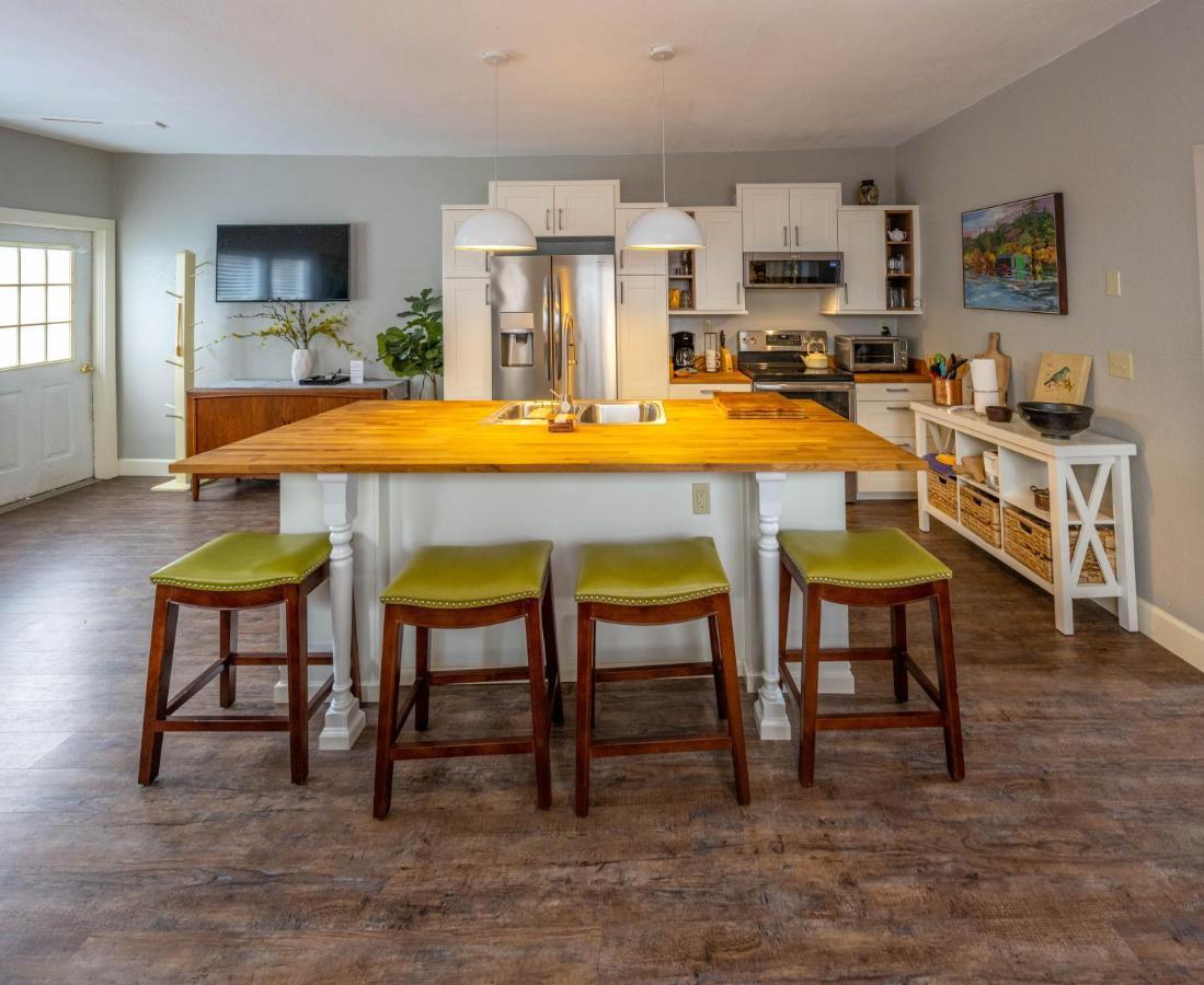 אסטוריה Clementine'S Guest House & Vacation Rentals מראה חיצוני תמונה